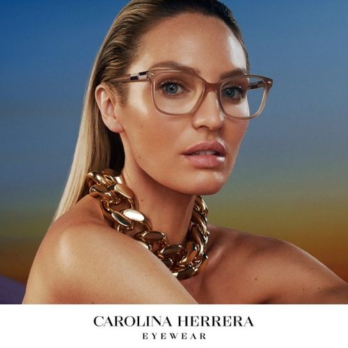 Chica posando con gafas Carolina Herrera
